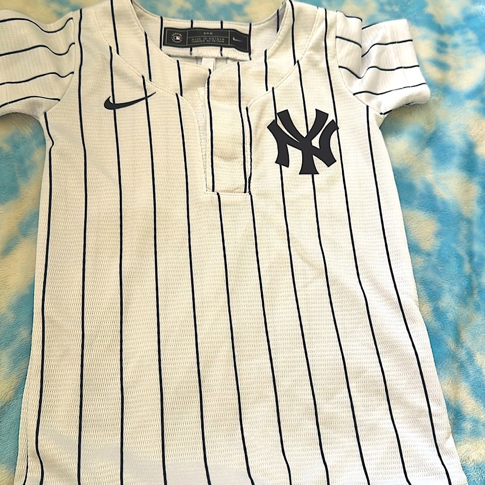 Adorable baby official MLB Yankees romper 6/9 months